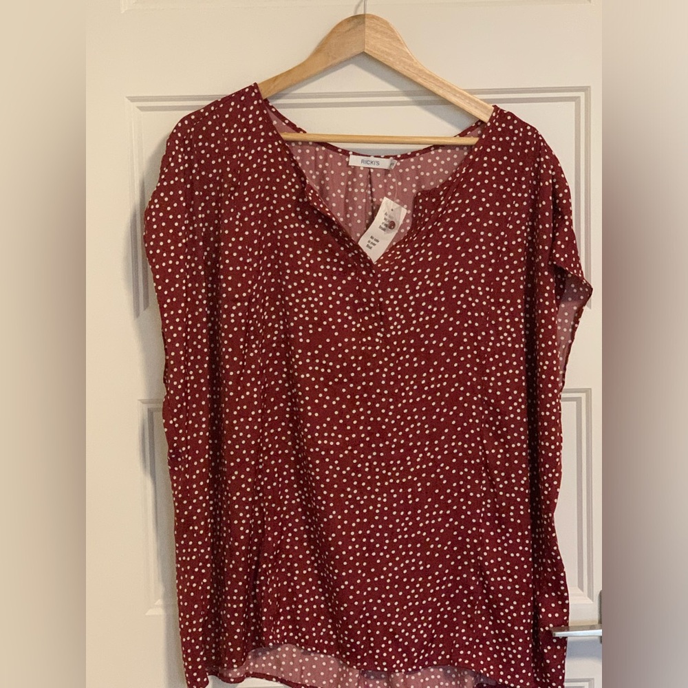 Henley top, short sleeves.